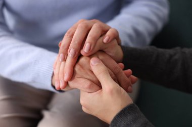 Oğlu ve annesi el ele tutuşup, yakınlaşmışlar.