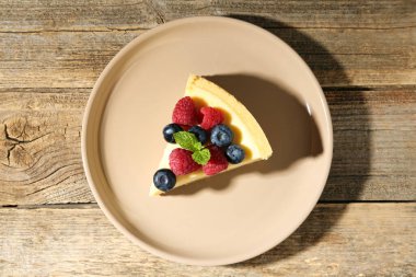 Taze böğürtlen ve nane şekerli nefis bir cheesecake.