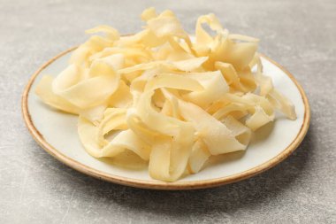 Gri masada lezzetli kurutulmuş kalamar, yakın plan.