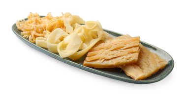 Beyaza izole edilmiş farklı, kurutulmuş mürekkep balığı.