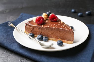 Fındıklı, böğürtlenli ve kaşıklı lezzetli çikolatalı cheesecake.