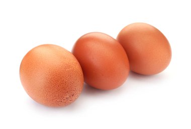 Beyaz üzerinde üç çiğ tavuk yumurtası.