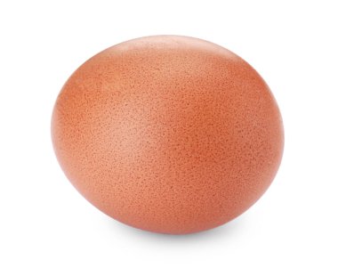 Bir çiğ tavuk yumurtası beyaza izole edilmiş.