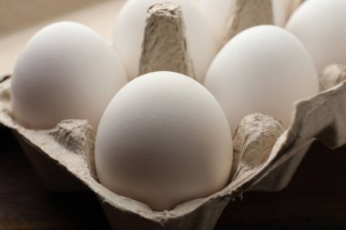 Yumurta kartonunda çiğ tavuk yumurtası, yakın plan.