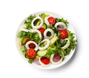 Kalamar halkaları ve sebzeli leziz salata.