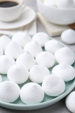 Gri masada leziz kurabiyeler, yakın plan.