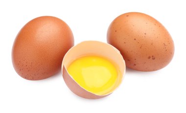 Tam ve kırılmış tavuk yumurtaları beyaza izole edilmiş.