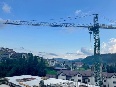 Güzel dağlarda binalar ve kule vinci