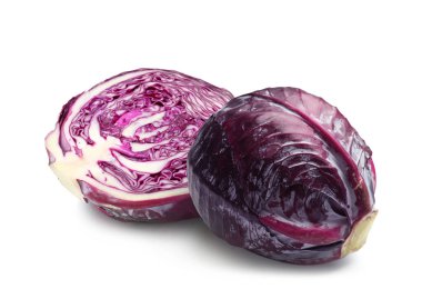 Taze kırmızı lahana beyaza izole edilmiş. Tam ve dilimlenmiş.