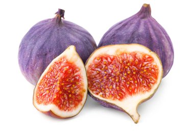 Tam ve kesilmiş incirler beyazda izole edilmiş.