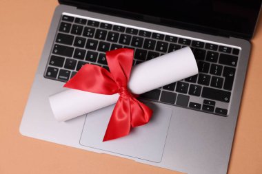 Diploma ve dizüstü bilgisayar bej masa, üst görünüm