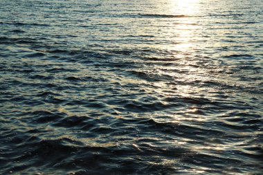 Güneşli bir günde güzel dalgalı deniz.