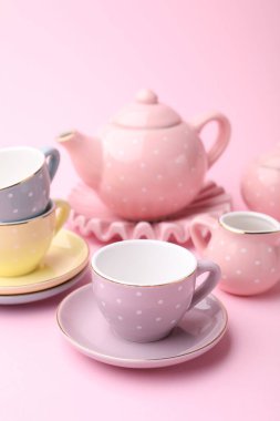 Pembe arka planda harika bir çay seti. Çocuk oyuncağı