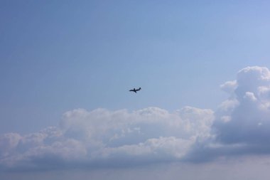 Güzel mavi gökyüzünde uçan uçak, alt manzara