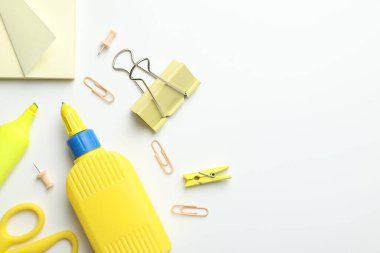 Beyaz zemin üzerine yapıştırıcı ve diğer kırtasiye malzemesi. Metin için boşluk