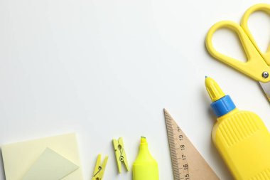 Beyaz zemin üzerine yapıştırıcı ve diğer kırtasiye malzemesi. Metin için boşluk