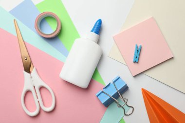 Beyaz zemin üzerinde yapıştırıcı ve diğer kırtasiye düz yatıyordu