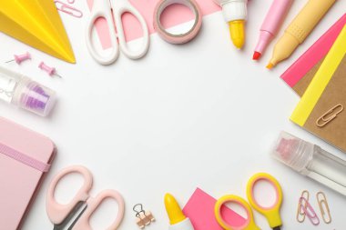 Beyaz zemin üzerinde yapıştırıcı ve diğer kırtasiye malzemesi çerçevesi, düz. Metin için boşluk