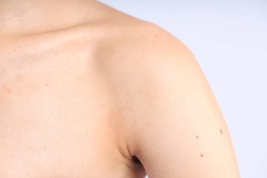 Açık arkaplanda normal cildi olan kadın, yakın plan.