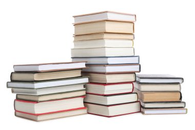 Beyaz üzerine izole edilmiş bir sürü kitap yığını