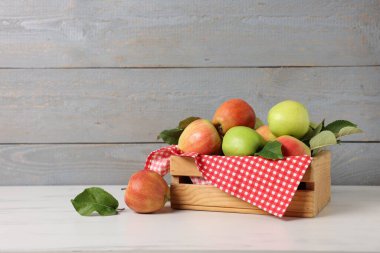 Beyaz masada taze olgun elmalar var. Metin için boşluk