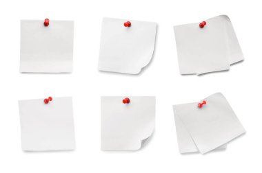 Boş kağıt notlar beyaz üzerine izole edilmiş, ayarla