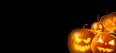 Cadılar Bayramı poster tasarımı. Siyah arka planda balkabağı fenerleri var. Metin için boşluk