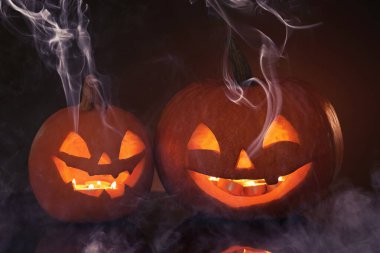 Cadılar Bayramı kutlaması. Ürkütücü balkabağı fenerleri ve karanlıkta duman