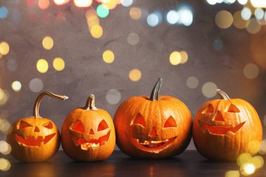Cadılar Bayramı balkabağı fenerleri. Kabaklar oyulmuş tüyler ürpertici yüzler, bokeh etkisi