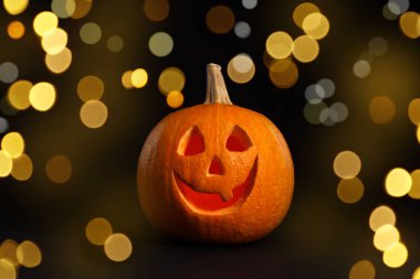 Cadılar Bayramı kutlaması. Kabak, oyulmuş tüyler ürpertici bir yüz, bokeh etkisi