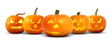 Beyaz arka planda Cadılar Bayramı balkabağı fenerleri. Oyulmuş ürkütücü yüzlü balkabakları