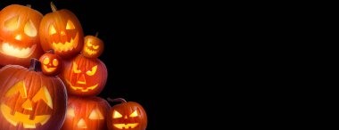 Cadılar Bayramı poster tasarımı. Siyah arka planda balkabağı fenerleri var. Metin için boşluk