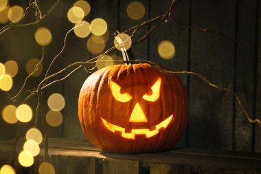 Cadılar Bayramı balkabağı feneri. Kabak, oyulmuş tüyler ürpertici bir yüz, bokeh etkisi