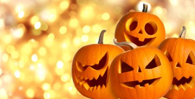 Cadılar Bayramı kutlaması. Kabaklar oyulmuş tüyler ürpertici yüzler, bokeh etkisi