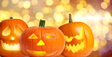 Cadılar Bayramı balkabağı fenerleri. Kabaklar oyulmuş tüyler ürpertici yüzler, bokeh etkisi