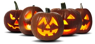 Cadılar bayramı balkabağı fenerleri beyazda izole edilmiş. Oyulmuş ürkütücü yüzlü balkabakları