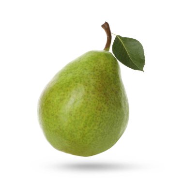 Beyaz arka planda havada uçuşan taze yeşil armut.