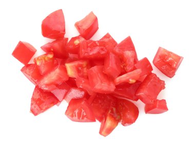 Olgun kırmızı domates parçaları beyaza izole edilmiş.