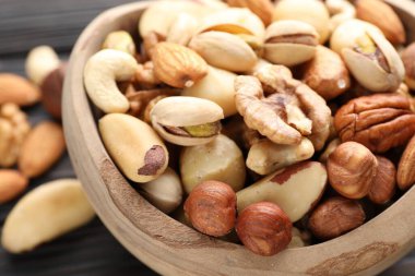Masada farklı fındıkların karışımı, yakın plan.