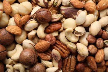 Arka plan olarak farklı fındıkların karışımı, yakın plan