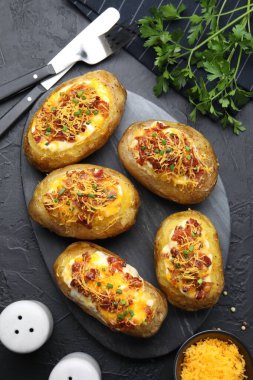 Siyah desenli masada servis edilen lezzetli fırınlanmış patatesler.