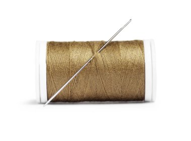 Beyaza izole edilmiş iğneli kahverengi iplik makarası