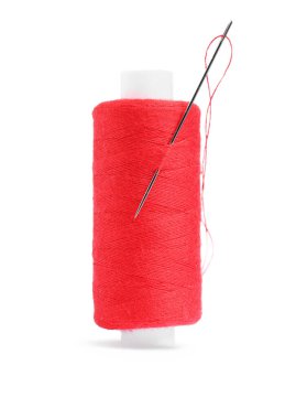 Beyaza izole edilmiş iğneyle kırmızı iplik makarası