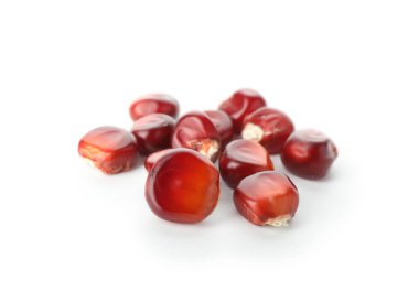 Kırmızı mısır çekirdekleri beyaz üzerine izole