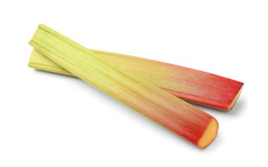 Taze olgun ravent sapları beyazda izole edilmiş.