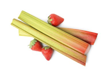 Taze ravent sapları ve çilekler beyaza izole edilmiş, üst manzara.