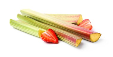 Taze ravent sapları ve beyaz üzerine izole edilmiş çilek.