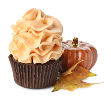 Renk kremi ve sonbahar dekoru beyaza izole edilmiş lezzetli kekler.