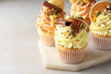 Renkli kremalı, baharatlı, kurabiyeli ve fındıklı enfes kekler, yakın plan. Metin için boşluk