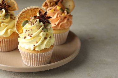 Renkli kremalı, baharatlı ve fındıklı enfes kekler, yakın plan. Metin için boşluk